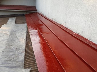 他の屋根と同じ色に塗装します
