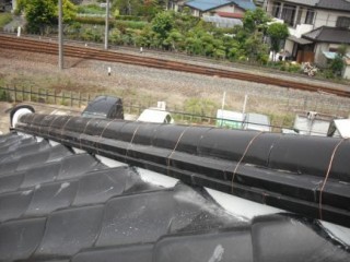 漆喰を入れ下り棟が組み終わりました