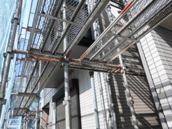 アパートの外壁塗装洗浄中です