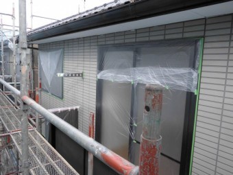 破風板と軒樋塗装が終了しました。