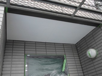 軒天の塗装が完了しました。