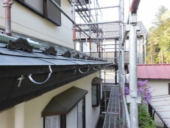軒樋金具の取り付け写真です。