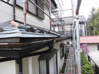 軒樋の取り付けが終了しました。