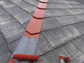 棟板金にさび止めを塗装しました