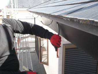 雨樋交換工事の軒樋金具撤去作業です。