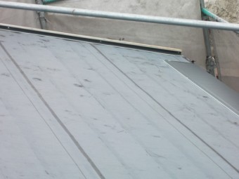軒先から屋根材を貼っていきます。