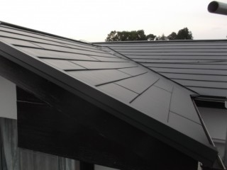 けらば包み棟板金を取り付けて終了です。