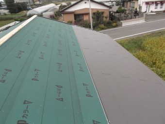 横暖ルーフきわみを施工中です