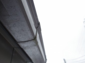 軒つなぎ手から雨水が染みています