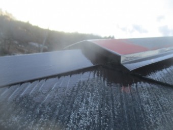 棟包み板金を中塗り塗装しました