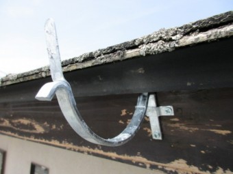 軒樋金具を取り付けました