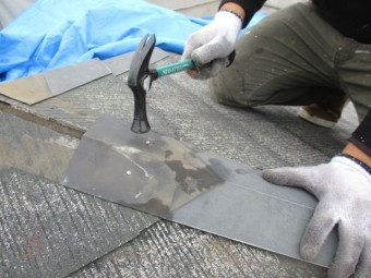 下り棟板金の取り付け中です