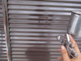 雨戸の吹き付け塗装上塗り中です