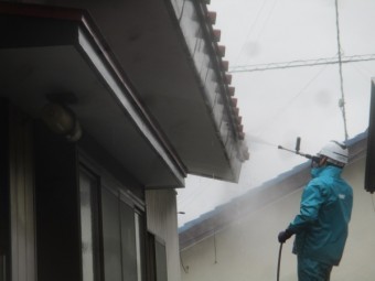 軒先の高圧洗浄中です