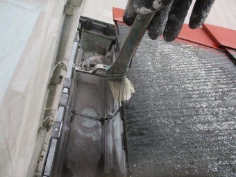 コロニアル屋根の軒先下塗り塗装中です