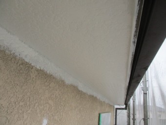1回目の軒天塗装が終了しました