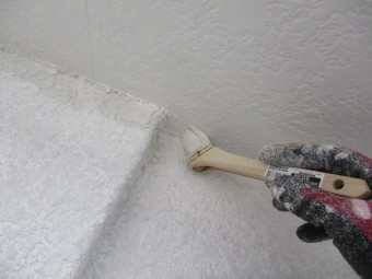 2回目の軒天刷毛塗装中です