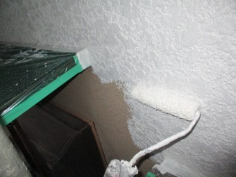外壁の下塗り中です
