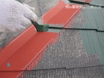棟板金の中塗り刷毛塗装中です
