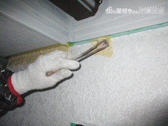 外壁中塗り刷毛塗装中です