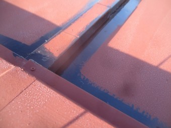棟板金の刷毛塗装中です