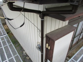 予備樋をp管に取り付けました