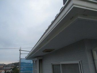 軒樋を取り付けました