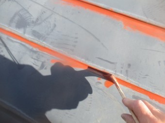 板金の重ねを刷毛塗装中です