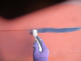 板金の重ね目の刷毛塗装中でです