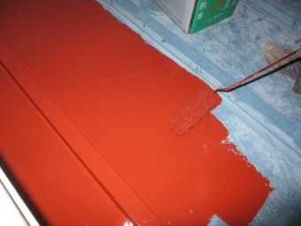 1階の瓦棒屋根のローラー塗装中です