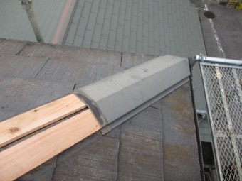 既存の棟板金を取り付けます