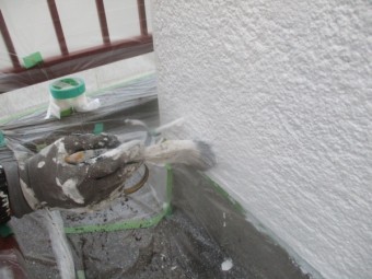 フィラー下塗り刷毛塗装中です