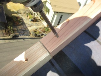 ケラバ包み板金の下地を取り付け中です