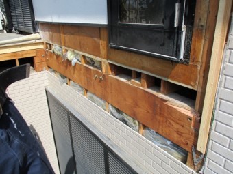 掃きだし窓の床撤去後の状態です