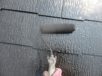 上塗りローラー塗装中です