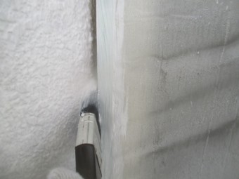 下塗りの刷毛塗装中です