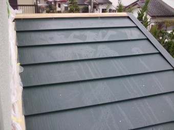 金属製地瓦が貼り終わりました