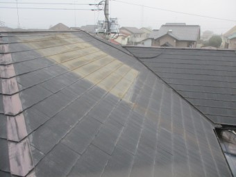 高圧洗浄前の屋根の状態です