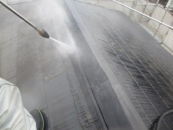 棟板金の洗浄中です