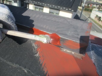 棟板金のさび止め塗装中です