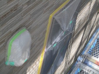 窓枠周りと役物の養生をしました