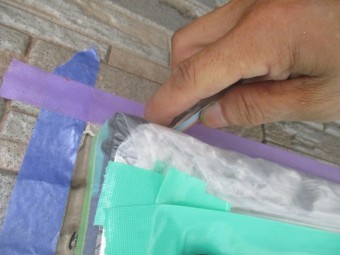 窓枠周りのシーリング施工中です