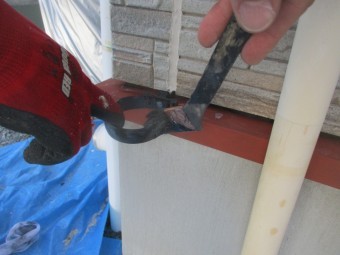 軒樋金具を中塗り中です