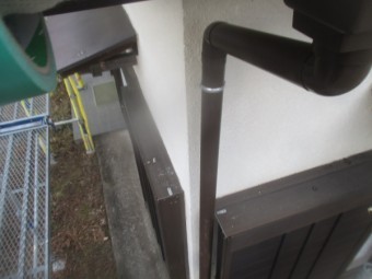 集水器をと縦樋を繋ぎました