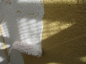西面の下塗り中です