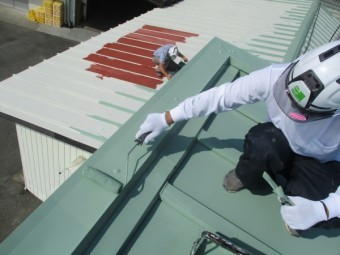 大屋根の上塗り中です