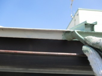 軒先水切りの中塗り中です