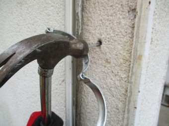 縦樋金具を取り付けました