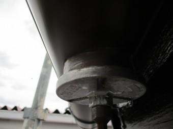 軒樋に排水穴を開けました