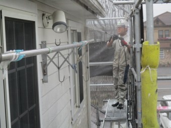 軒天の洗浄中です